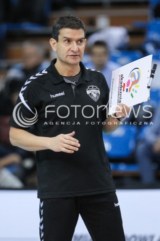  03.12.2017 RZESZOW <br />SIATKOWKA LIGA SIATKOWKI KOBIET LSK 2017/2018 WOMEN VOLLEYBALL POLAND POLISH LEAGUE <br />MECZ DEVELOPRES SKYRES RZESZOW - LKS COMMERCECON LODZ <br />N/Z LORENZO MICELLI - I TRENER ( HEAD COACH ) SYLWETKA <br /> 