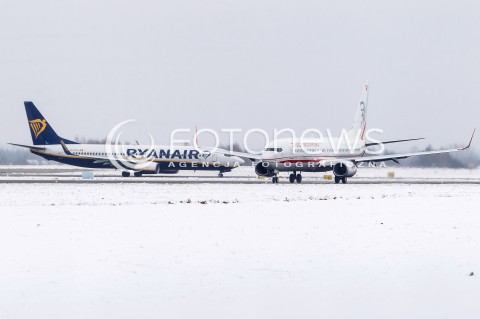  05.12.2017  LOTNISKO RZESZOW - JASIONKA<br />LOTY TRENINGOWE NOWEGO SAMOLOTU RZADOWEGO BOEING 737 NR BOCZNY 0110 W SPECJALNYM MALOWANIU OKOLICZNOSCIOWYM NA 100-LECIE ODZYSKANIA NIEPODLEGLOSCI. NA OGONIE SAMOLOTU WIDNIEJE SYLWETKA JOZEFA PILSUDSKIEGO<br />SAMOLOT WEJDZIE DO SLUZBY W POLOWIE 2018 ROKU I BEDZIE SLUZYL DO TRANSPORTU NAJWAZNIEJSZYCH OSOB W PANSTWIE <br />N/Z NOWY SAMOLOT RZADOWY BOEING 737-86X I SAMOLOT BOEING 737 LINII RYANAIR<br /> 