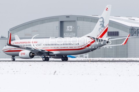  05.12.2017  LOTNISKO RZESZOW - JASIONKA<br />LOTY TRENINGOWE NOWEGO SAMOLOTU RZADOWEGO BOEING 737 NR BOCZNY 0110 W SPECJALNYM MALOWANIU OKOLICZNOSCIOWYM NA 100-LECIE ODZYSKANIA NIEPODLEGLOSCI. NA OGONIE SAMOLOTU WIDNIEJE SYLWETKA JOZEFA PILSUDSKIEGO<br />SAMOLOT WEJDZIE DO SLUZBY W POLOWIE 2018 ROKU I BEDZIE SLUZYL DO TRANSPORTU NAJWAZNIEJSZYCH OSOB W PANSTWIE <br />N/Z NOWY SAMOLOT RZADOWY BOEING 737-86X<br /> 