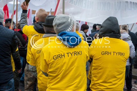  08.12.2017 WARSZAWA<br />PROTEST PRODUCENTOW ZWIERZAT FUTERKOWYCH PRZED SEJMEM<br />N/Z UCZESTNICY WYDARZENIA GRH TYRKI<br /> 