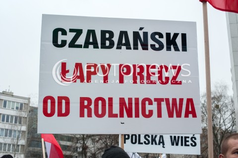  08.12.2017 WARSZAWA<br />PROTEST PRODUCENTOW ZWIERZAT FUTERKOWYCH PRZED SEJMEM<br />N/Z UCZESTNICY WYDARZENIA Z TRANSPARENTEM CZABANSKI LAPY PRECZ OD ROLNICTWA<br /> 