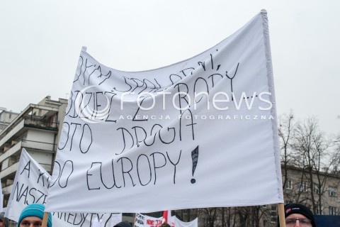  08.12.2017 WARSZAWA<br />PROTEST PRODUCENTOW ZWIERZAT FUTERKOWYCH PRZED SEJMEM<br />N/Z UCZESTNICY WYDARZENIA Z TRANSPARENTEM DYM SPALARNI ODZIEZ Z ROPY TO JEST DROGA DO EUROPY<br /> 
