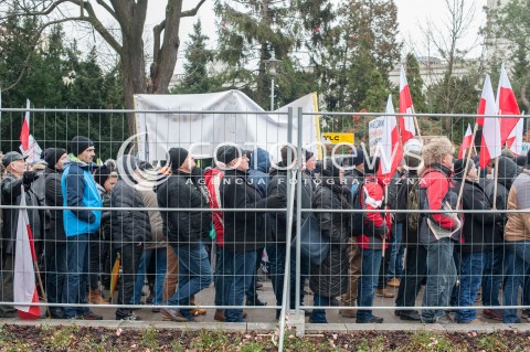 08.12.2017 WARSZAWA<br />PROTEST PRODUCENTOW ZWIERZAT FUTERKOWYCH PRZED SEJMEM<br />N/Z UCZESTNICY WYDARZENIA ZA PLOTEM<br /> 