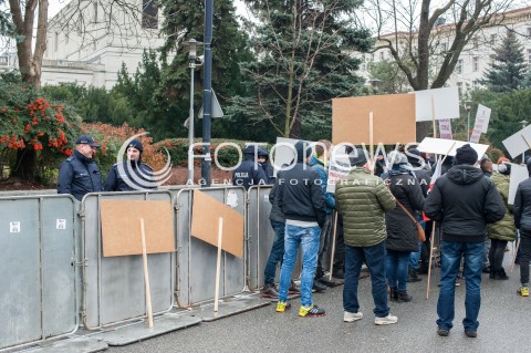  08.12.2017 WARSZAWA<br />PROTEST PRODUCENTOW ZWIERZAT FUTERKOWYCH PRZED SEJMEM<br />N/Z UCZESTNICY WYDARZENIA Z TRANSPARENTAMI NA TLE POLICJI I BARIEREK<br /> 