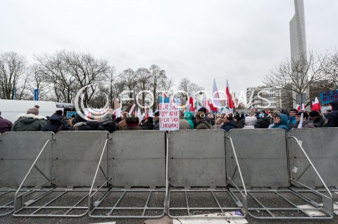  08.12.2017 WARSZAWA<br />PROTEST PRODUCENTOW ZWIERZAT FUTERKOWYCH PRZED SEJMEM<br />N/Z BARIERKI NA TLE UCZESTNIKOW WYDARZENIA Z TRANSPARENTAMI I FLAGAMI<br /> 