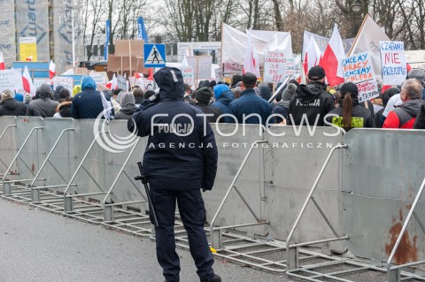  08.12.2017 WARSZAWA<br />PROTEST PRODUCENTOW ZWIERZAT FUTERKOWYCH PRZED SEJMEM<br />N/Z POLICJA BARIERKI NA TLE UCZESTNIKOW WYDARZENIA Z TRANSPARENTAMI I FLAGAMI<br /> 