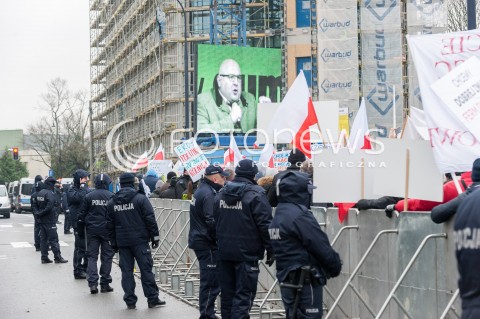  08.12.2017 WARSZAWA<br />PROTEST PRODUCENTOW ZWIERZAT FUTERKOWYCH PRZED SEJMEM<br />N/Z POLICJA BARIERKI NA TLE UCZESTNIKOW WYDARZENIA Z TRANSPARENTAMI I FLAGAMI<br /> 