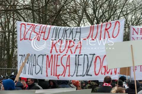  08.12.2017 WARSZAWA<br />PROTEST PRODUCENTOW ZWIERZAT FUTERKOWYCH PRZED SEJMEM<br />N/Z UCZESTNICY WYDARZENIA TRANSPARENT DZISIAJ NORKA JUTRO KURA ZAMIST MIESA JEDZ OGORA<br /> 