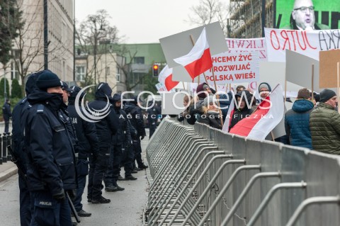  08.12.2017 WARSZAWA<br />PROTEST PRODUCENTOW ZWIERZAT FUTERKOWYCH PRZED SEJMEM<br />N/Z POLICJA I BARIERKI NA TLE UCZESTNIKOW WYDARZENIA Z TRANSPARENTAMI I FLAGAMI<br /> 