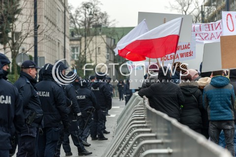  08.12.2017 WARSZAWA<br />PROTEST PRODUCENTOW ZWIERZAT FUTERKOWYCH PRZED SEJMEM<br />N/Z POLICJA I BARIERKI NA TLE UCZESTNIKOW WYDARZENIA Z TRANSPARENTAMI I FLAGAMI<br /> 