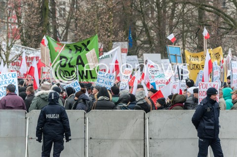  08.12.2017 WARSZAWA<br />PROTEST PRODUCENTOW ZWIERZAT FUTERKOWYCH PRZED SEJMEM<br />N/Z POLICJA I BARIERKI NA TLE UCZESTNIKOW WYDARZENIA Z TRANSPARENTAMI I FLAGAMI<br /> 