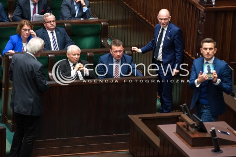  08.12.2017 WARSZAWA SEJM<br />POSIEDZENIE SEJMU<br />N/Z ARKADIUSZ MYRCHA KSIAZKA EKSPERYMENT BLACK BOX MARIO GIORDANO<br /> 