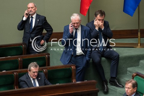  08.12.2017 WARSZAWA SEJM<br />POSIEDZENIE SEJMU<br />N/Z ANTONI MACIEREWICZ ZBIGNIEW ZIOBRO JAROSLAW GOWIN Z TELEFONAMI<br /> 