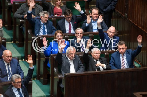  08.12.2017 WARSZAWA SEJM<br />POSIEDZENIE SEJMU<br />N/Z JAROSLAW KACZYNSKI Z UNIESIONA REKA MARIUSZ BLASZCZAK BEATA MAZUREK STANISLAW PIOTROWICZ GLOSUJE<br /> 