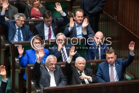  08.12.2017 WARSZAWA SEJM<br />POSIEDZENIE SEJMU<br />N/Z JAROSLAW KACZYNSKI Z UNIESIONA REKA GLOSUJE<br /> 