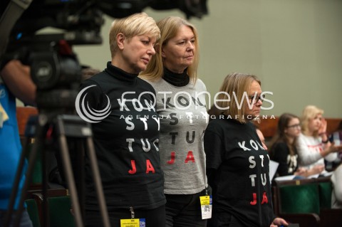  08.12.2017 WARSZAWA SEJM<br />POSIEDZENIE SEJMU<br />N/Z WIDZOWIE W KOSZULKACH KONSTYTUCJA<br /> 