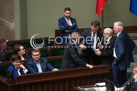  08.12.2017 WARSZAWA SEJM<br />POSIEDZENIE SEJMU<br />N/Z JAROSLAW KACZYNSKI PODPISUJE ZBIGNIEW ZIOBRO PATRYK JAKI PIOTR GLINSKI BEATA SZYDLO<br /> 