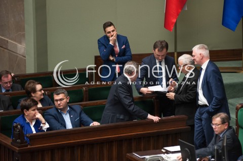  08.12.2017 WARSZAWA SEJM<br />POSIEDZENIE SEJMU<br />N/Z JAROSLAW KACZYNSKI PODPISUJE ZBIGNIEW ZIOBRO PATRYK JAKI PIOTR GLINSKI BEATA SZYDLO<br /> 