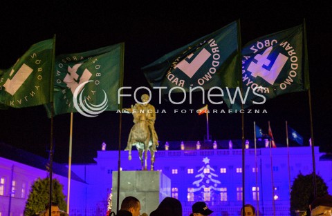  11.12.2017 WARSZAWA<br />POWOLANIE RZADU MATEUSZA MORAWIECKIEGO<br />N/Z FLAGI ONR OBOZU NARODOWO RADYKALNEGO NA TLE PALACU PREZYDENCKIEGO PALACU NAMIESTNIKOWSKIEGO<br /> 