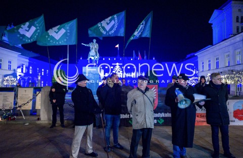  11.12.2017 WARSZAWA<br />POWOLANIE RZADU MATEUSZA MORAWIECKIEGO<br />N/Z FLAGI ONR OBOZU NARODOWO RADYKALNEGO NA TLE PALACU PREZYDENCKIEGO PALACU NAMIESTNIKOWSKIEGO<br /> 