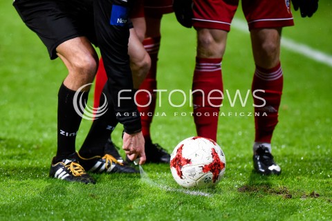  12.12.2017 GDYNIA<br />PILKA NOZNA - EKSTRAKLASA SEZON 2017/2018<br />MECZ ARKA GDYNIA - GORNIK ZABRZE<br />N/Z PAWEL GIL SPRAY RZUT WOLNY<br /> 