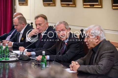  13.12.2017 WARSZAWA<br />KONFERENCJA STRATEGIA CZY PLAN KREMLA DEBATA STOWARZYSZENIA EUROATLANTYCKIEGO<br />N/Z PAWEL KOWAL MAREK GOLISZEWSKI JANUSZ ONYSZKIEWICZ ADAM DANIEL ROTFELD<br /> 