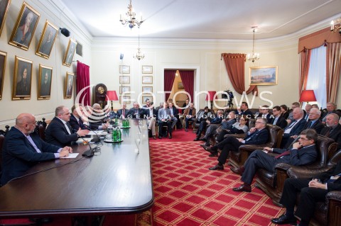  13.12.2017 WARSZAWA<br />KONFERENCJA STRATEGIA CZY PLAN KREMLA DEBATA STOWARZYSZENIA EUROATLANTYCKIEGO<br />N/Z WACLAW RADZIWINOWICZ PAWEL KOWAL MAREK GOLISZEWSKI JANUSZ ONYSZKIEWICZ ADAM DANIEL ROTFELD JAN MARIA NOWAK LONGIN PASTUSIAK<br /> 