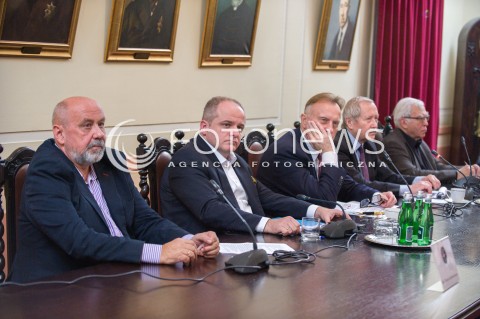  13.12.2017 WARSZAWA<br />KONFERENCJA STRATEGIA CZY PLAN KREMLA DEBATA STOWARZYSZENIA EUROATLANTYCKIEGO<br />N/Z WACLAW RADZIWINOWICZ PAWEL KOWAL MAREK GOLISZEWSKI JANUSZ ONYSZKIEWICZ ADAM DANIEL ROTFELD<br /> 