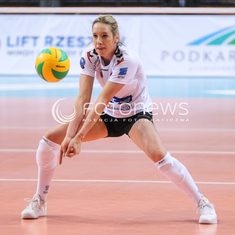  13.12.2017 RZESZOW POLAND<br />SIATKOWKA LIGA MISTRZYN <br />2018 CEV VOLLEYBALL CHAMPIONS LEAGUE - WOMEN <br />MECZ DEVELOPRES SKYRES RZESZOW - ASPTT MULHOUSE VB <br />N/Z HELENE ROUSSEAUX SYLWETKA <br /> 
