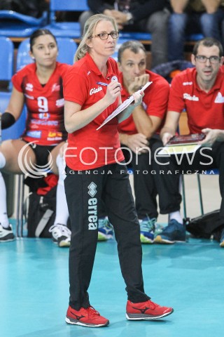  13.12.2017 RZESZOW POLAND<br />SIATKOWKA LIGA MISTRZYN <br />2018 CEV VOLLEYBALL CHAMPIONS LEAGUE - WOMEN <br />MECZ DEVELOPRES SKYRES RZESZOW - ASPTT MULHOUSE VB <br />N/Z MAGALI MAGAIL - I TRENER ( HEAD COACH ) SYLWETKA <br /> 