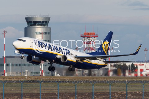  15.12.2017 LOTNISKO RZESZOW JASIONKA<br />SAMOLOT BOEING 737 LINII LOTNICZEJ RYANAIR<br />N/Z SAMOLOT BOEING 737 LINIA LOTNICZA RYANAIR DREAMLINER REJESTRACJA SP-LRC<br /> 