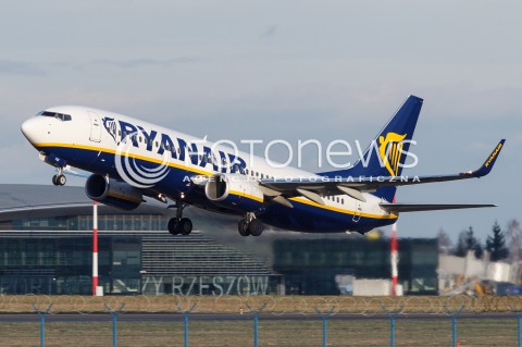 Samolot linii lotniczej Ryanair na lotnisku Rzeszów - Jasionka