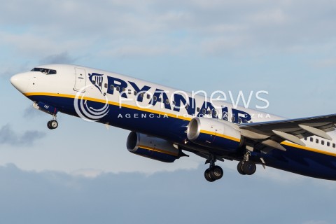  15.12.2017 LOTNISKO RZESZOW JASIONKA<br />SAMOLOT BOEING 737 LINII LOTNICZEJ RYANAIR<br />N/Z SAMOLOT BOEING 737 LINIA LOTNICZA RYANAIR DREAMLINER REJESTRACJA SP-LRC<br /> 