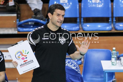  16.12.2017 RZESZOW <br />SIATKOWKA LIGA SIATKOWKI KOBIET LSK 2017/2018 WOMEN VOLLEYBALL POLAND POLISH LEAGUE <br />MECZ DEVELOPRES SKYRES RZESZOW - POLI BUDOWLANI TORUN<br />N/Z LORENZO MICELLI - I TRENER ( HEAD COACH ) SYLWETKA <br /> 