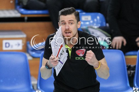 16.12.2017 RZESZOW <br />SIATKOWKA LIGA SIATKOWKI KOBIET LSK 2017/2018 WOMEN VOLLEYBALL POLAND POLISH LEAGUE <br />MECZ DEVELOPRES SKYRES RZESZOW - POLI BUDOWLANI TORUN<br />N/Z MARCIN SZENDZIELARZ - TRENER SYLWETKA <br /> 