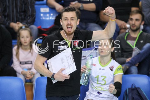  16.12.2017 RZESZOW <br />SIATKOWKA LIGA SIATKOWKI KOBIET LSK 2017/2018 WOMEN VOLLEYBALL POLAND POLISH LEAGUE <br />MECZ DEVELOPRES SKYRES RZESZOW - POLI BUDOWLANI TORUN<br />N/Z MARCIN SZENDZIELARZ - TRENER SYLWETKA RADOSC EMOCJE <br /> 