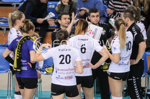  16.12.2017 RZESZOW <br />SIATKOWKA LIGA SIATKOWKI KOBIET LSK 2017/2018 WOMEN VOLLEYBALL POLAND POLISH LEAGUE <br />MECZ DEVELOPRES SKYRES RZESZOW - POLI BUDOWLANI TORUN<br />N/Z LORENZO MICELLI - I TRENER ( HEAD COACH ) KATARZYNA ZABINSKA ADELA HELIC <br /> 