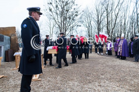  16.12.2017 GDYNIA<br />PANSTWOWY POGRZEB TRZECH KOMANDOROW OFIAR ZBRODNI KOMUNISTYCZNEJ Z UDZIALEM PREZYDENTA ANDRZEJA DUDY<br />N/Z ZOLNIERZE MARYNARKI WOJENNEJ PRZYNOSZA TRUMNY KOMANDOROW<br /> 