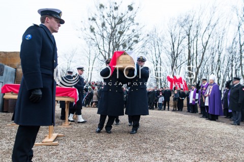  16.12.2017 GDYNIA<br />PANSTWOWY POGRZEB TRZECH KOMANDOROW OFIAR ZBRODNI KOMUNISTYCZNEJ Z UDZIALEM PREZYDENTA ANDRZEJA DUDY<br />N/Z ZOLNIERZE MARYNARKI WOJENNEJ PRZYNOSZA TRUMNY KOMANDOROW<br /> 