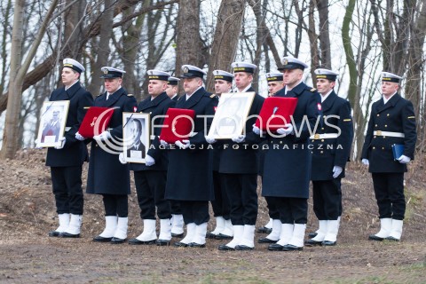  16.12.2017 GDYNIA<br />PANSTWOWY POGRZEB TRZECH KOMANDOROW OFIAR ZBRODNI KOMUNISTYCZNEJ Z UDZIALEM PREZYDENTA ANDRZEJA DUDY<br />N/Z ZOLNIERZE MARYNARKI WOJENNEJ Z PORTRETAMI OFIAR<br /> 