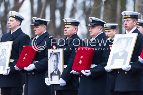  16.12.2017 GDYNIA<br />PANSTWOWY POGRZEB TRZECH KOMANDOROW OFIAR ZBRODNI KOMUNISTYCZNEJ Z UDZIALEM PREZYDENTA ANDRZEJA DUDY<br />N/Z ZOLNIERZE MARYNARKI WOJENNEJ Z PORTRETAMI OFIAR<br /> 