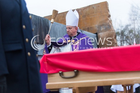  16.12.2017 GDYNIA<br />PANSTWOWY POGRZEB TRZECH KOMANDOROW OFIAR ZBRODNI KOMUNISTYCZNEJ Z UDZIALEM PREZYDENTA ANDRZEJA DUDY<br />N/Z BISKUP POLOWY JOZEF GUZDEK<br /> 