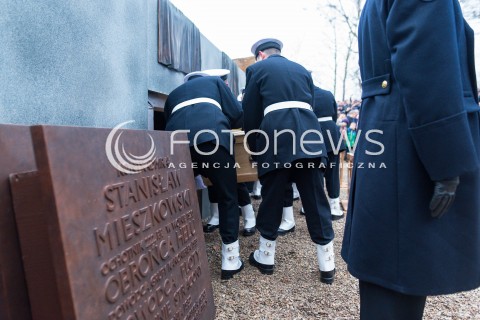  16.12.2017 GDYNIA<br />PANSTWOWY POGRZEB TRZECH KOMANDOROW OFIAR ZBRODNI KOMUNISTYCZNEJ Z UDZIALEM PREZYDENTA ANDRZEJA DUDY<br />N/Z ZOLNIERZE MARYNARKI WOJENNEJ WKLADAJA TRUMNY <br /> 