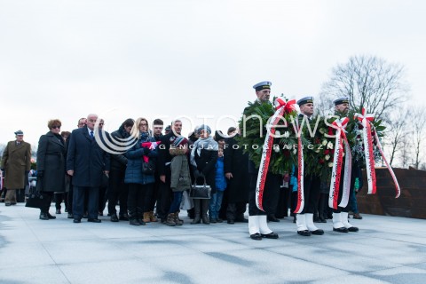  16.12.2017 GDYNIA<br />PANSTWOWY POGRZEB TRZECH KOMANDOROW OFIAR ZBRODNI KOMUNISTYCZNEJ Z UDZIALEM PREZYDENTA ANDRZEJA DUDY<br />N/Z RODZINY KOMANDOROW SKLADAJA WIENCE<br /> 