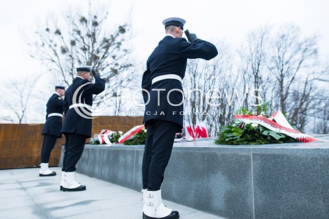  16.12.2017 GDYNIA<br />PANSTWOWY POGRZEB TRZECH KOMANDOROW OFIAR ZBRODNI KOMUNISTYCZNEJ Z UDZIALEM PREZYDENTA ANDRZEJA DUDY<br />N/Z ZOLNIERZE MARYNARKI WOJENNEJ SKLADAJA WIENCE<br /> 