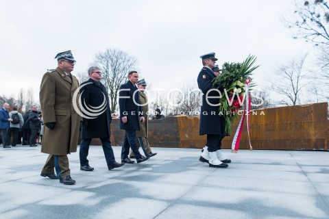  16.12.2017 GDYNIA<br />PANSTWOWY POGRZEB TRZECH KOMANDOROW OFIAR ZBRODNI KOMUNISTYCZNEJ Z UDZIALEM PREZYDENTA ANDRZEJA DUDY<br />N/Z PAWEL SOLOCH I ANDRZEJ DUDA SKLADAJA WIENCE<br /> 