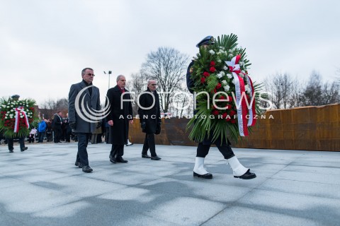  16.12.2017 GDYNIA<br />PANSTWOWY POGRZEB TRZECH KOMANDOROW OFIAR ZBRODNI KOMUNISTYCZNEJ Z UDZIALEM PREZYDENTA ANDRZEJA DUDY<br />N/Z JAROSLAW SELLIN DARIUSZ DRELICH SKLADAJA WIENCE<br /> 