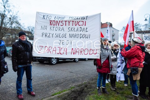  16.12.2017 GDANSK<br />MSZA SWIETA I POSWIECENIE BURSZTYNOWEGO OLTARZA OJCZYZNY W BAZYLICE SW. BRYGIDY Z UDZIALEM PREZYDENTA ANDRZEJA DUDY<br />N/Z PROTEST KOD PRZED KOSCIOLEM SWIETEJ BRYGIDY<br /> 