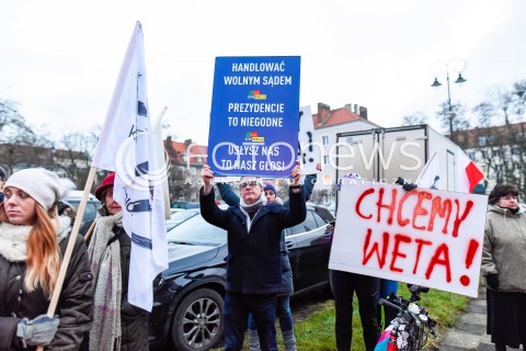  16.12.2017 GDANSK<br />MSZA SWIETA I POSWIECENIE BURSZTYNOWEGO OLTARZA OJCZYZNY W BAZYLICE SW. BRYGIDY Z UDZIALEM PREZYDENTA ANDRZEJA DUDY<br />N/Z PROTEST KOD PRZED KOSCIOLEM SWIETEJ BRYGIDY<br /> 