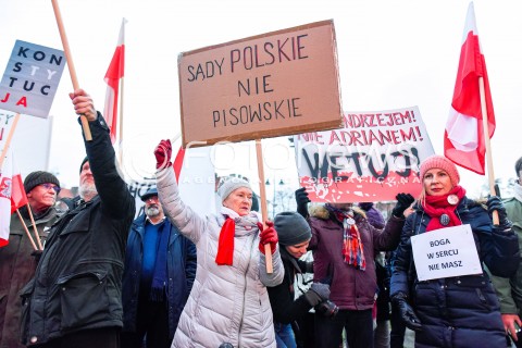  16.12.2017 GDANSK<br />MSZA SWIETA I POSWIECENIE BURSZTYNOWEGO OLTARZA OJCZYZNY W BAZYLICE SW. BRYGIDY Z UDZIALEM PREZYDENTA ANDRZEJA DUDY<br />N/Z PROTEST KOD PRZED KOSCIOLEM SWIETEJ BRYGIDY<br /> 